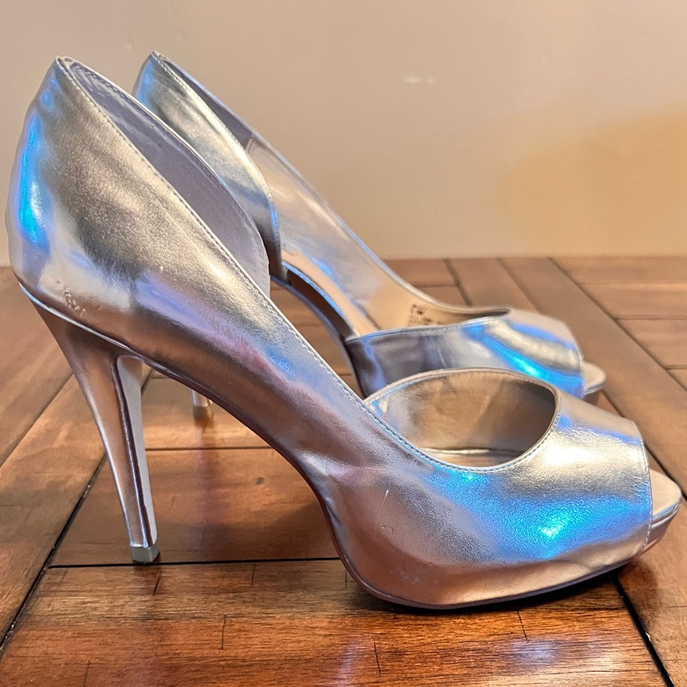 NWOB STEVE MADDEN Open Toe SILVER HEELS